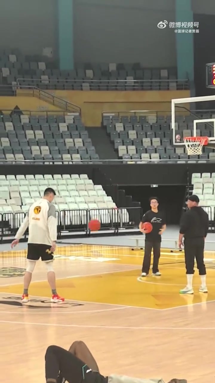 开云体育-劳模！胡金秋没休息归队立刻练！王博：必须强制让他休息几天了